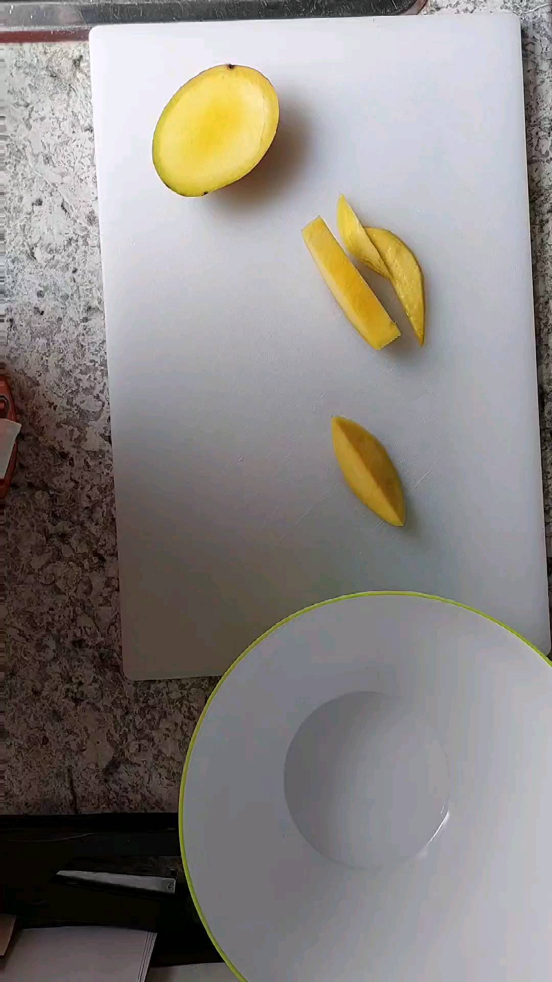 Slicing mangoes for dehydrating